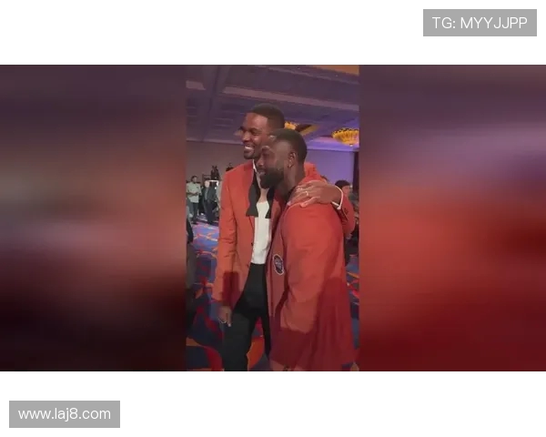 詹姆斯转发与韦德在名人堂现场拥抱瞬间感慨表达深情:很高兴见到我的兄弟 詹姆斯转发与韦德在名人堂现场拥抱瞬间感慨表达深情:很高兴见到我的兄弟